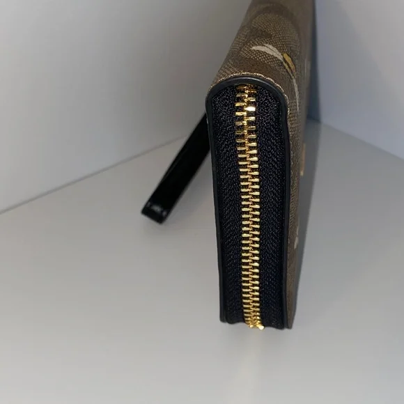 Coach Logo with Bee Print Wristlet Zip Around Accordion Style Wallet Like New - Picture 5 of 12